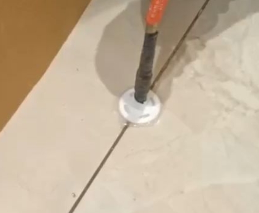 苏仙瓷砖空鼓维修公司专业解答瓷砖在铺贴过程中，如果没有涂抹均匀到位的粘结材料（如水泥砂浆或瓷砖胶），可能会导致以下问题