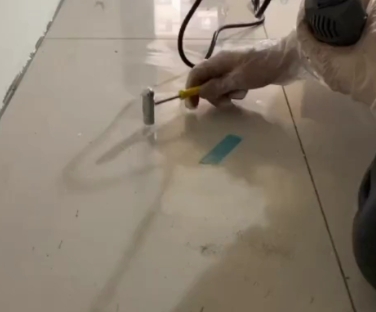 苏仙瓷砖开裂维修公司专业分享瓷砖在铺贴前如果没有沥干水分，将会导致以下问题