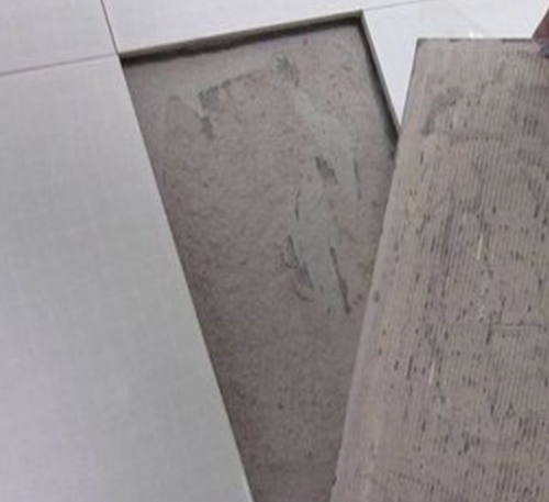 苏仙瓷砖空鼓维修公司分享瓷砖铺贴时如果打浆（即涂抹在瓷砖背面和基层上的砂浆或瓷砖胶）过少，会带来以下问题